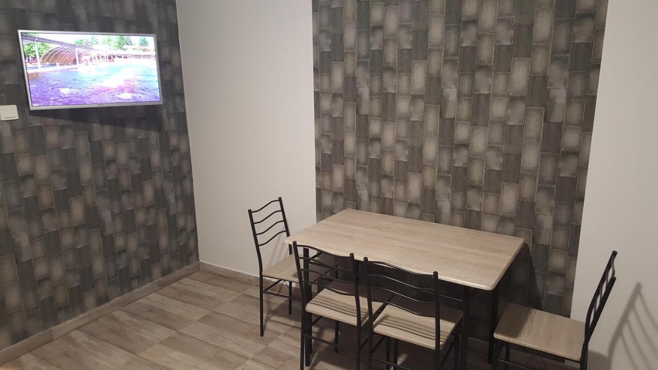 Illaberek Apartmanok ハイデゥソボスロー エクステリア 写真
