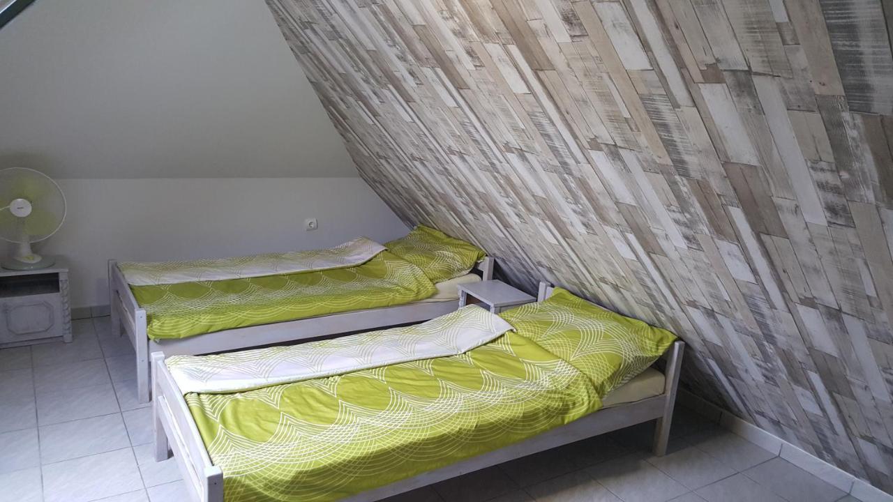 Illaberek Apartmanok ハイデゥソボスロー エクステリア 写真