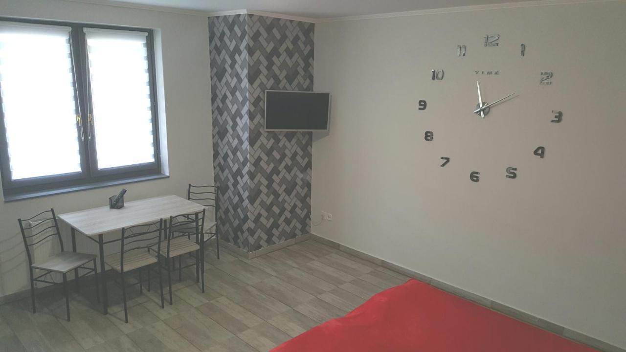 Illaberek Apartmanok ハイデゥソボスロー エクステリア 写真