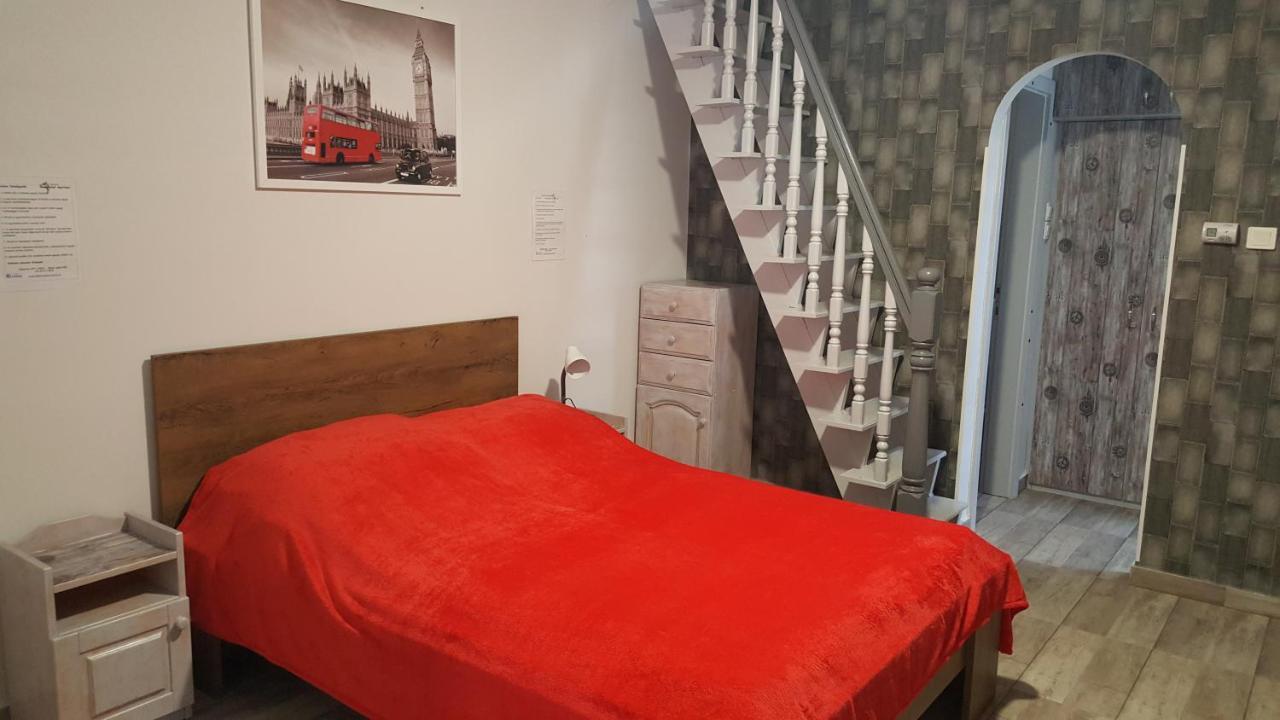 Illaberek Apartmanok ハイデゥソボスロー エクステリア 写真